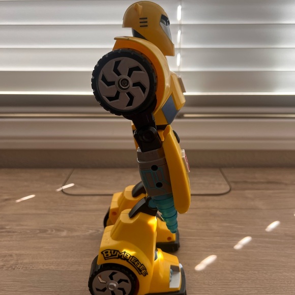 Bumblebee Action Figure - Yellow - Picture 5 of 6